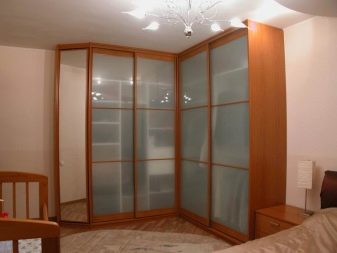 Угловой шкаф в спальню