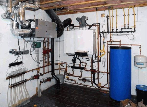 naibolee-optimalnym-i-effektivnym-variantom-schitaetsya-podklyuchenie-vodyanogo-teplogo-pola-k-gazovomu-kotlu-600x436.jpg